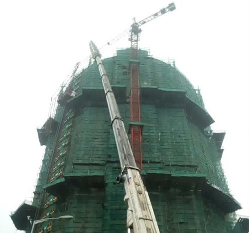黄石市吊车在工地上作业